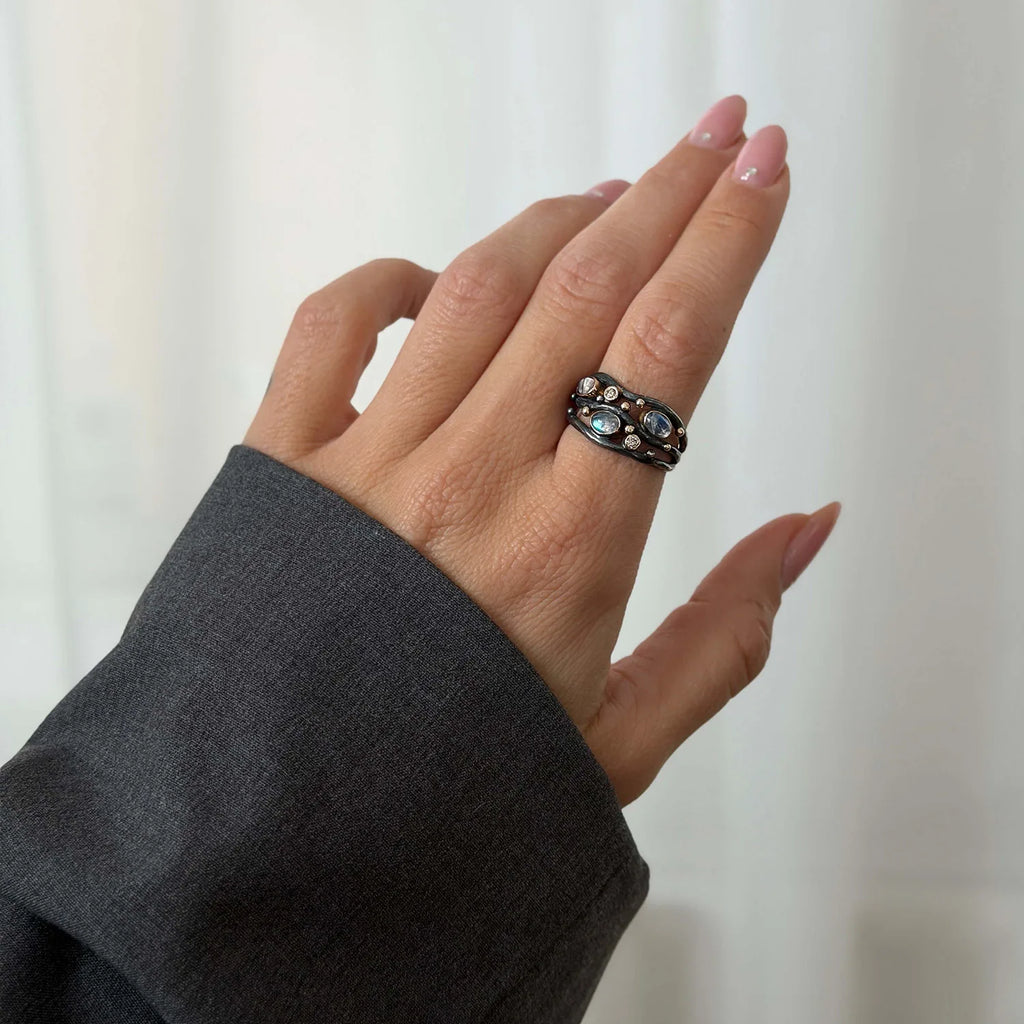 By Birdie Nautilos Blue ring, oksidert sølv med månestener og diamanter