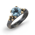 By Birdie Rockefeller Blue ring, oksidert sølv med gullkuler og akvamarin