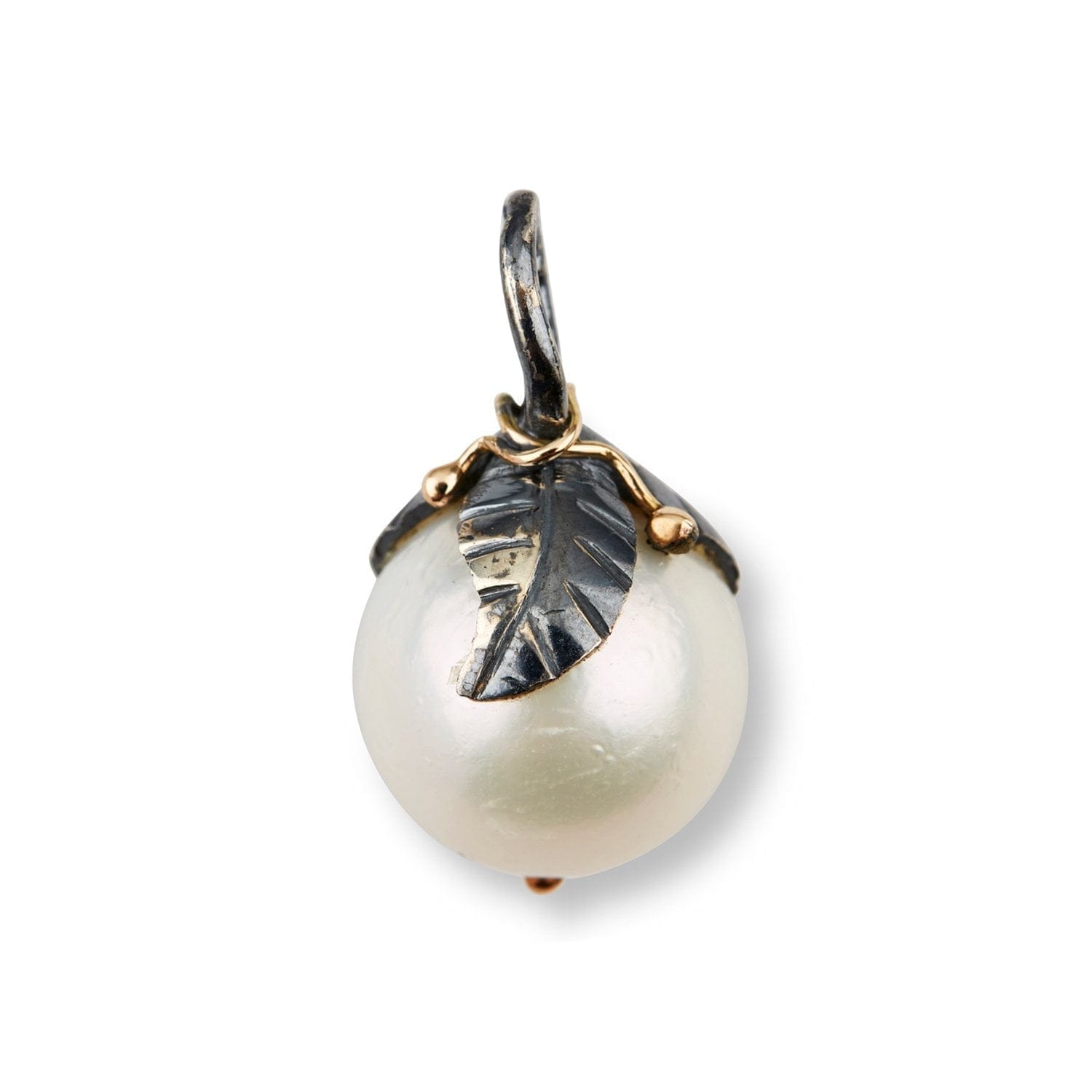 By Birdie Urban Leaf Drop anheng, oksidert sølv med perle 11-12 SS Pearl