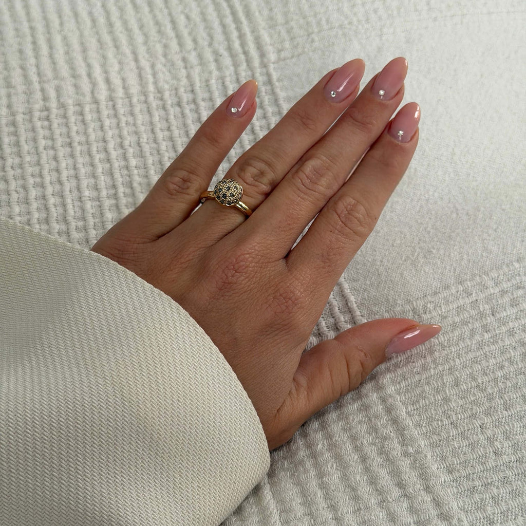 By Birdie Victoria Rose Pavert ring, gull med diamanter