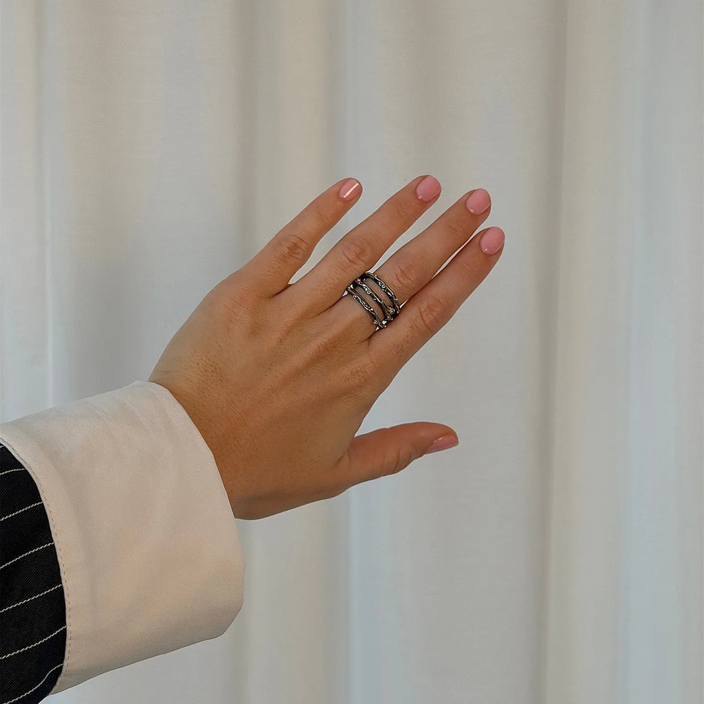 By Birdie Zeus Tribeca ring, oksidert sølv med diamant