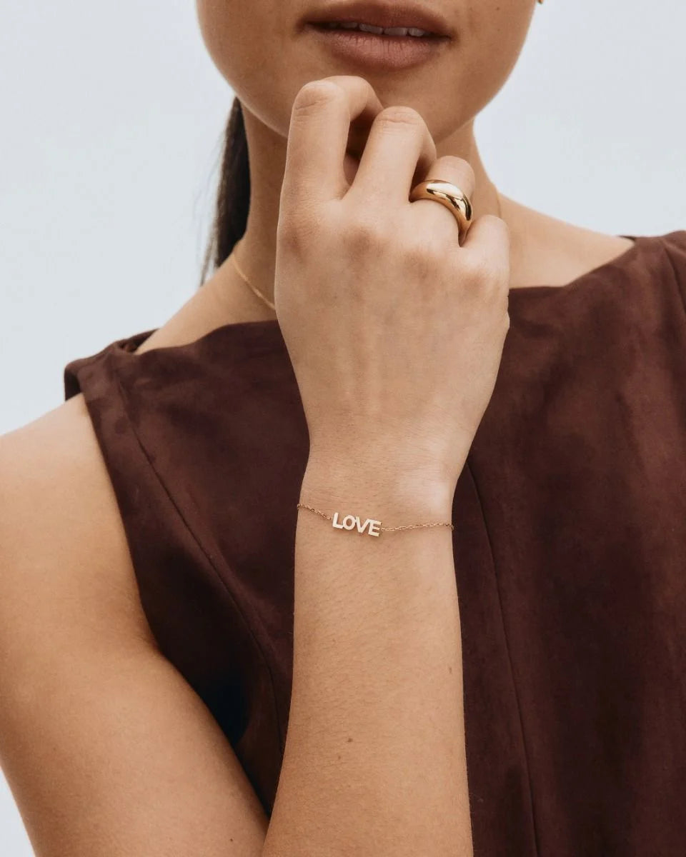 Edblad Love armbånd i forgylt stål - justerbart 15,5-18,5 cm