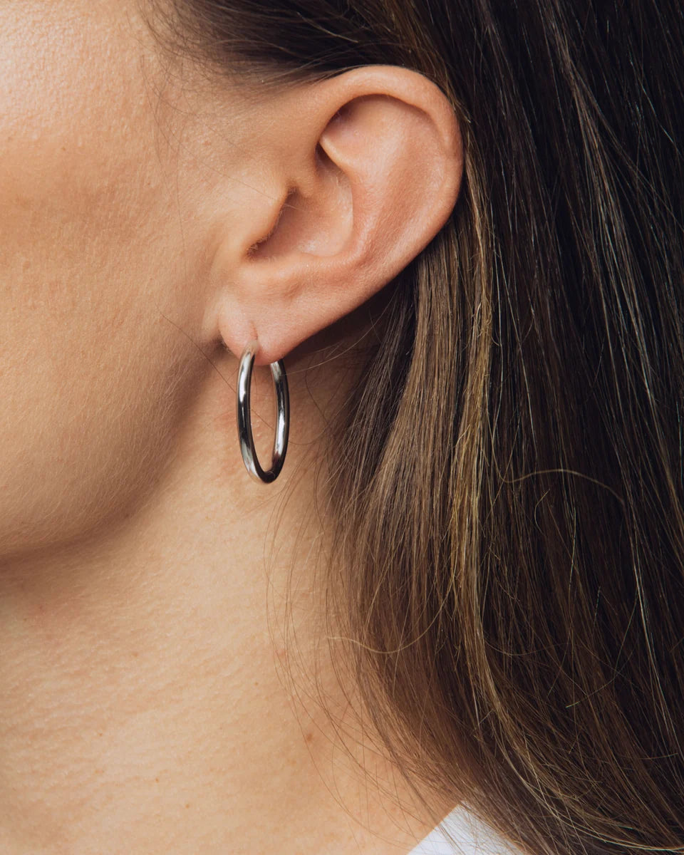 Josephine Slim Hoop Large øredobber, sølv