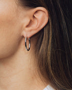 Josephine Slim Hoop Large øredobber, sølv