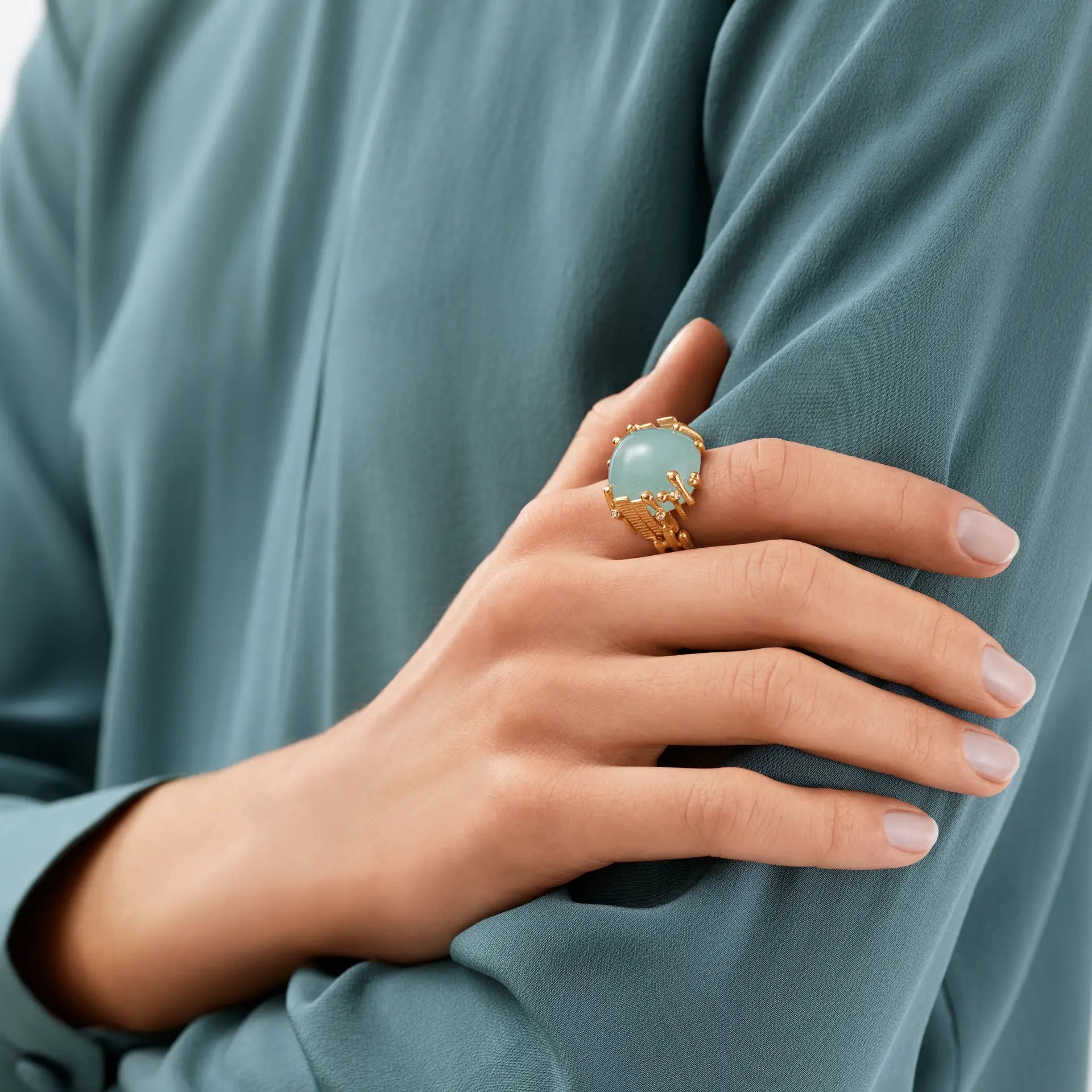 Ole Lynggaard Copenhagen BoHo Ring stor, gull med blå/grønn akvamarin