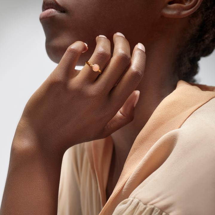 Ole Lynggaard Copenhagen Lotus ring 0 med blush månesten, gull