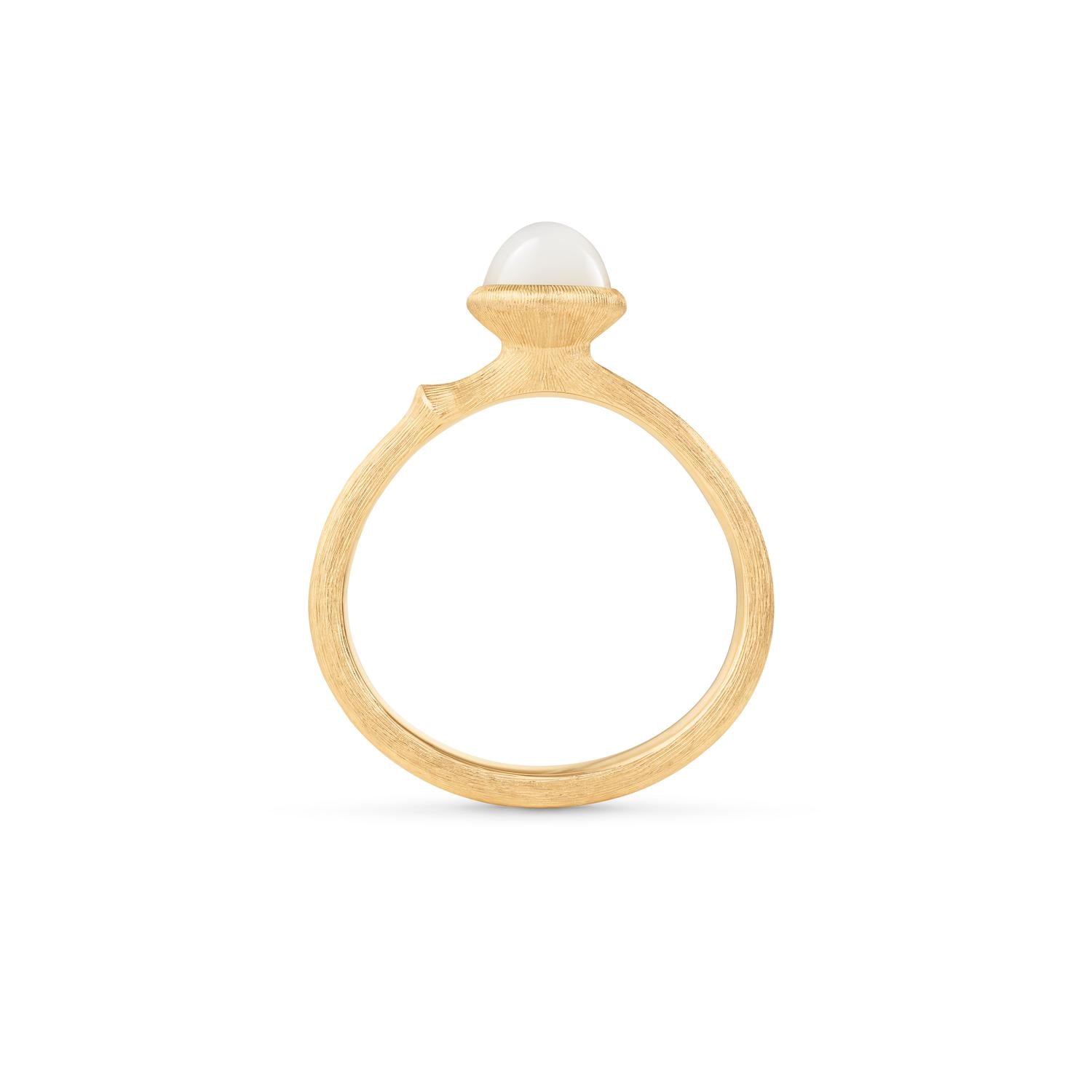 Ole Lynggaard Copenhagen Lotus ring 0 med hvit månesten, gull