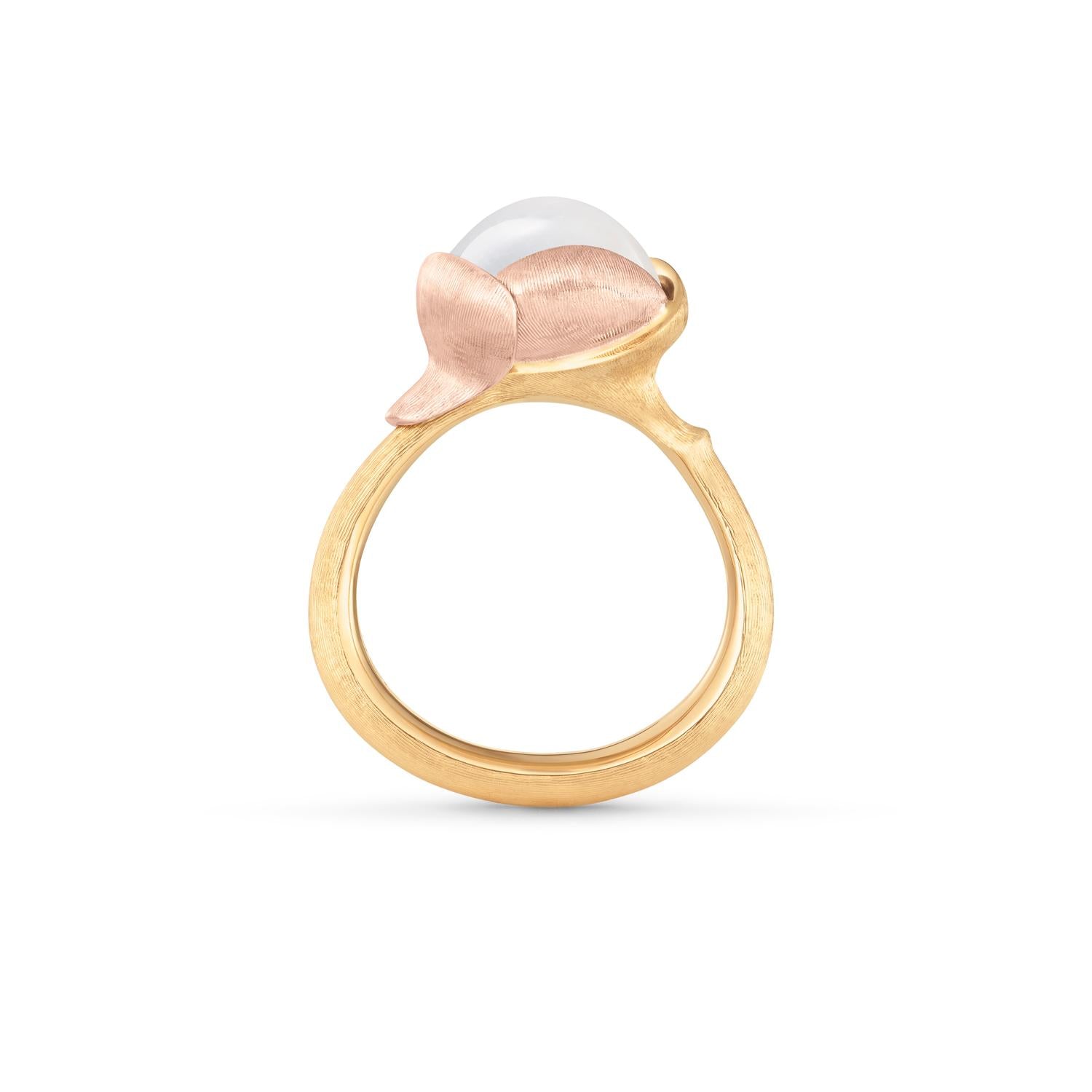 Ole Lynggaard Copenhagen Lotus ring 2 med hvit månesten, gull