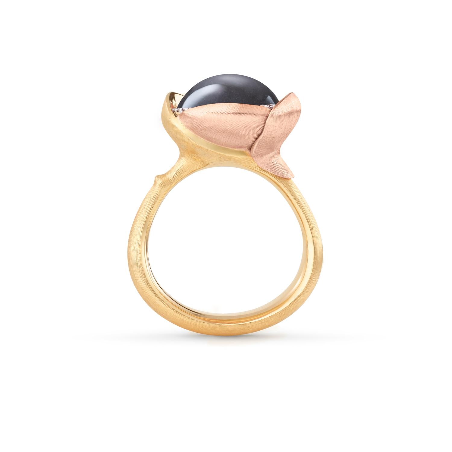 Ole Lynggaard Copenhagen Lotus ring 3 med grå månesten, gull og diamanter
