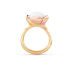 Ole Lynggaard Copenhagen Lotus ring 3 med hvit månesten, gull og diamanter