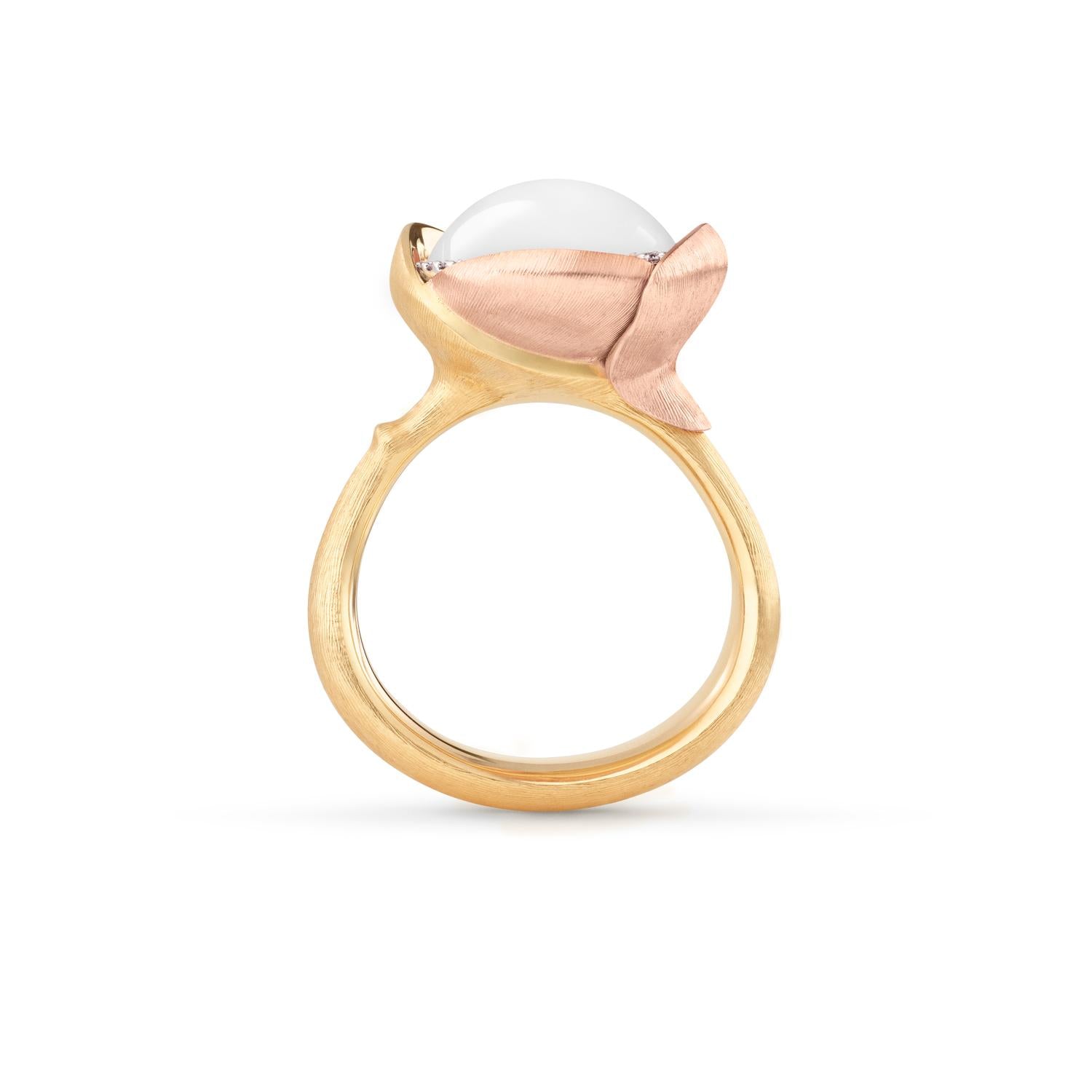 Ole Lynggaard Copenhagen Lotus ring 3 med hvit månesten, gull og diamanter