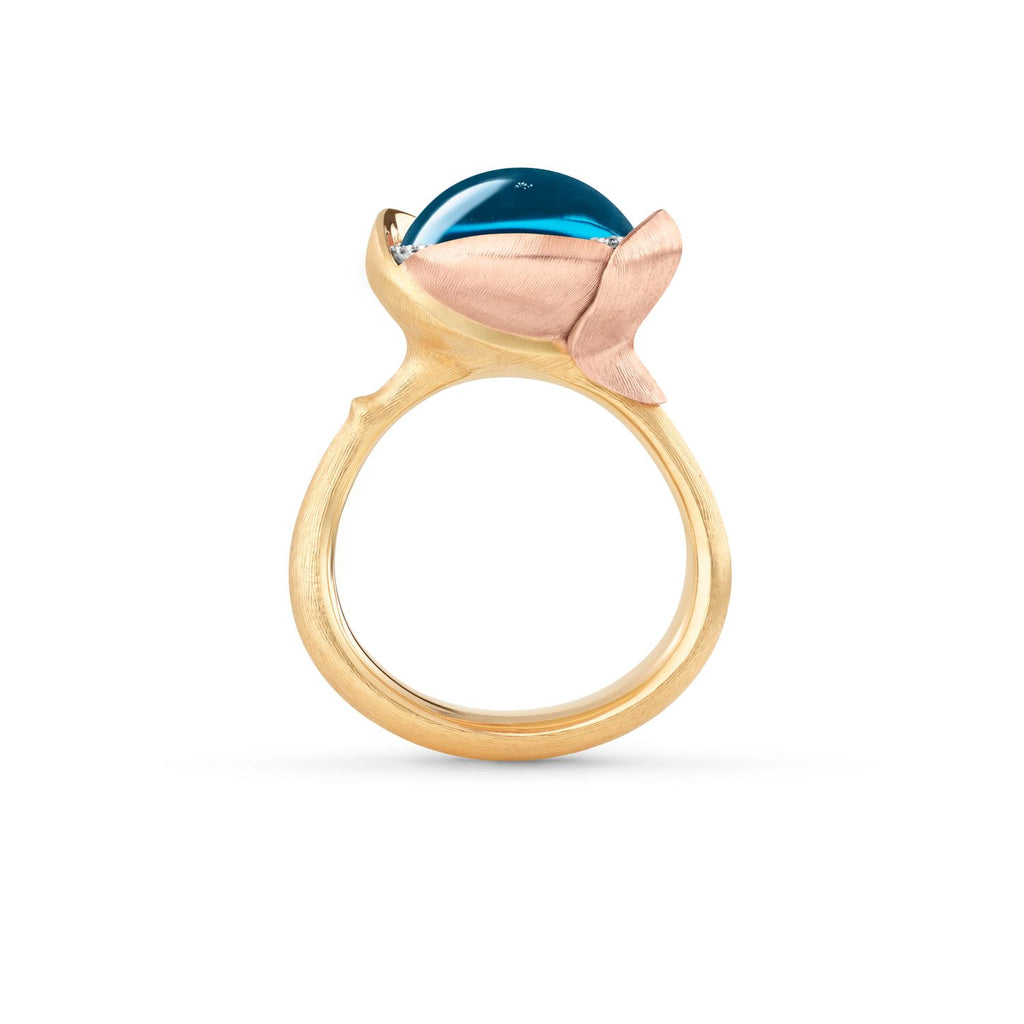Ole Lynggaard Copenhagen Lotus ring 3 med london blå topas, gull og diamanter