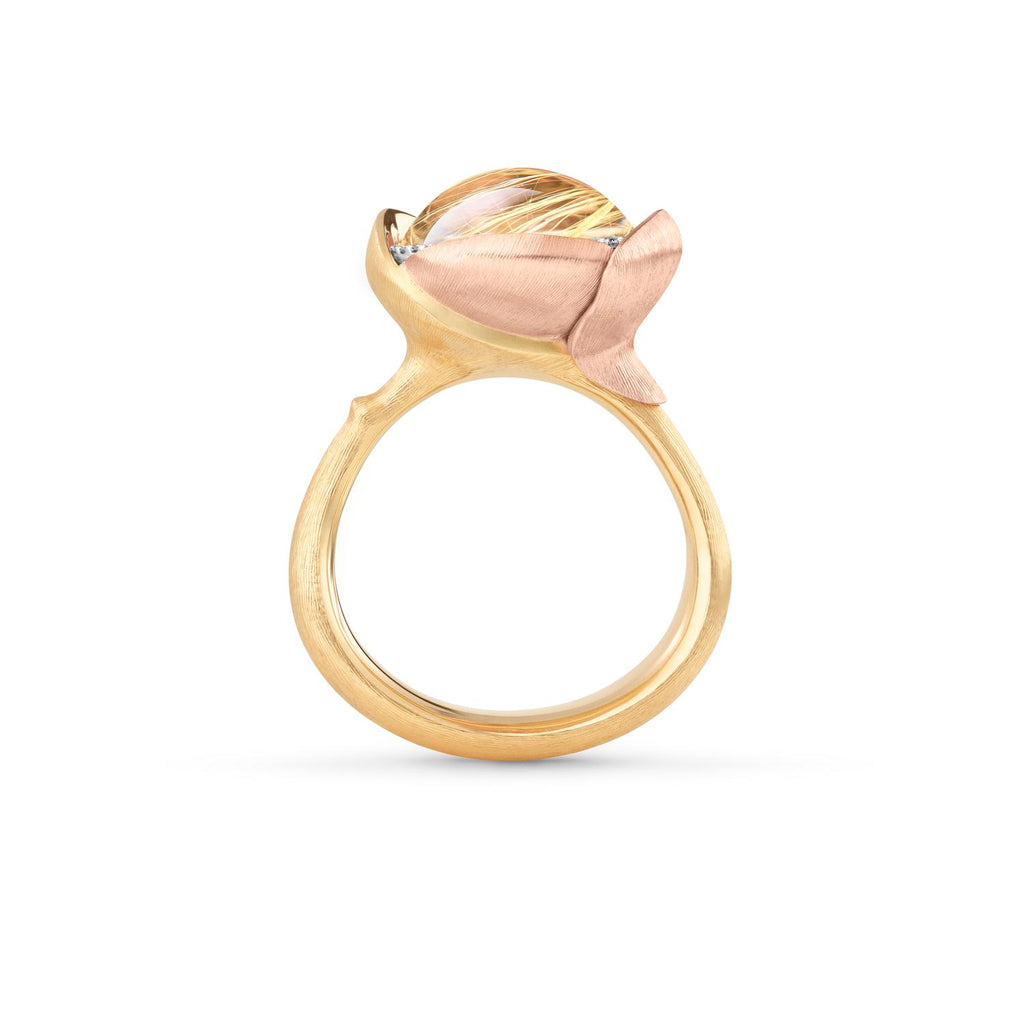 Ole Lynggaard Copenhagen Lotus ring 3 med rutilkvarts, gull og diamanter