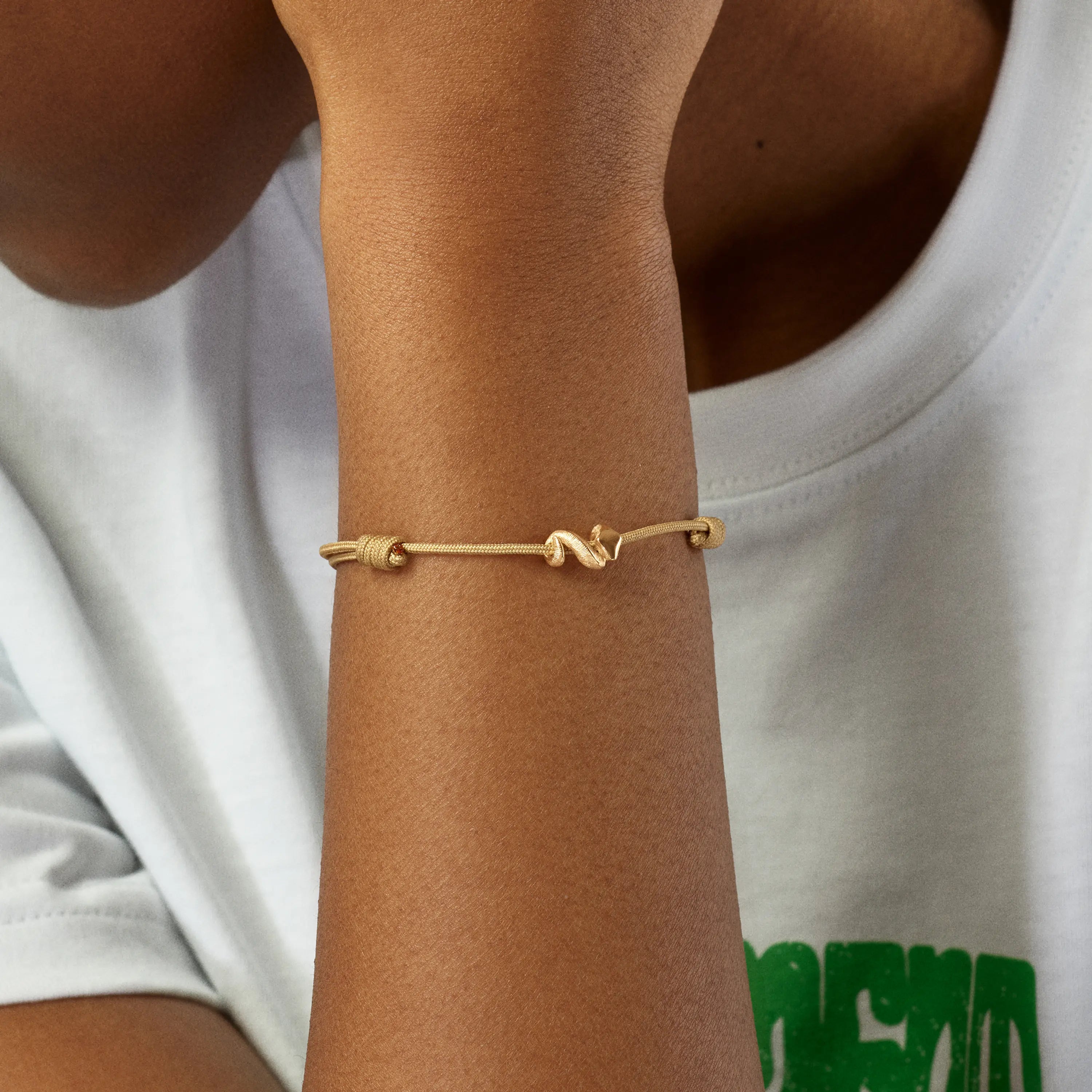 Ole Lynggaard Copenhagen Snakes armbånd mini charm beige, gull