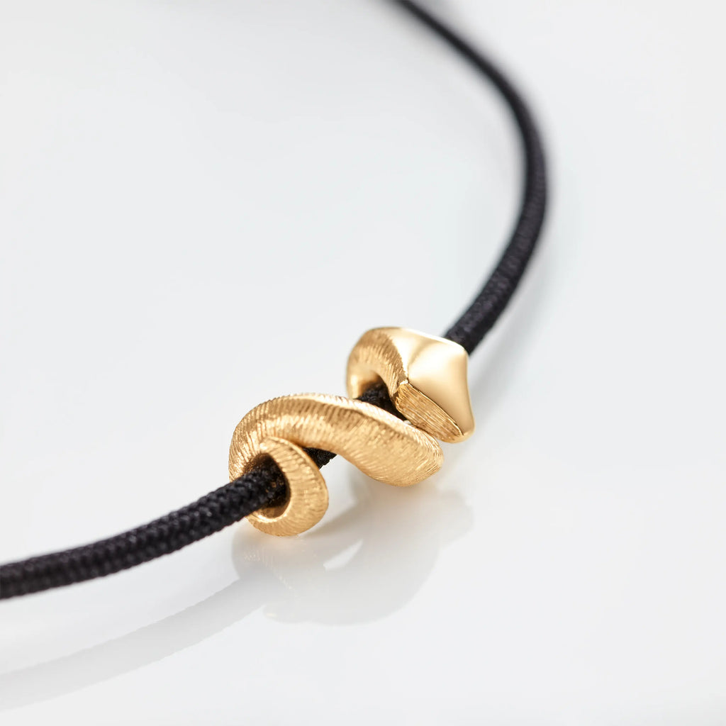 Ole Lynggaard Copenhagen Snakes armbånd mini charm sort, gull