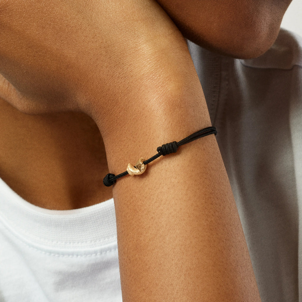 Ole Lynggaard Copenhagen Snakes armbånd mini charm sort, gull