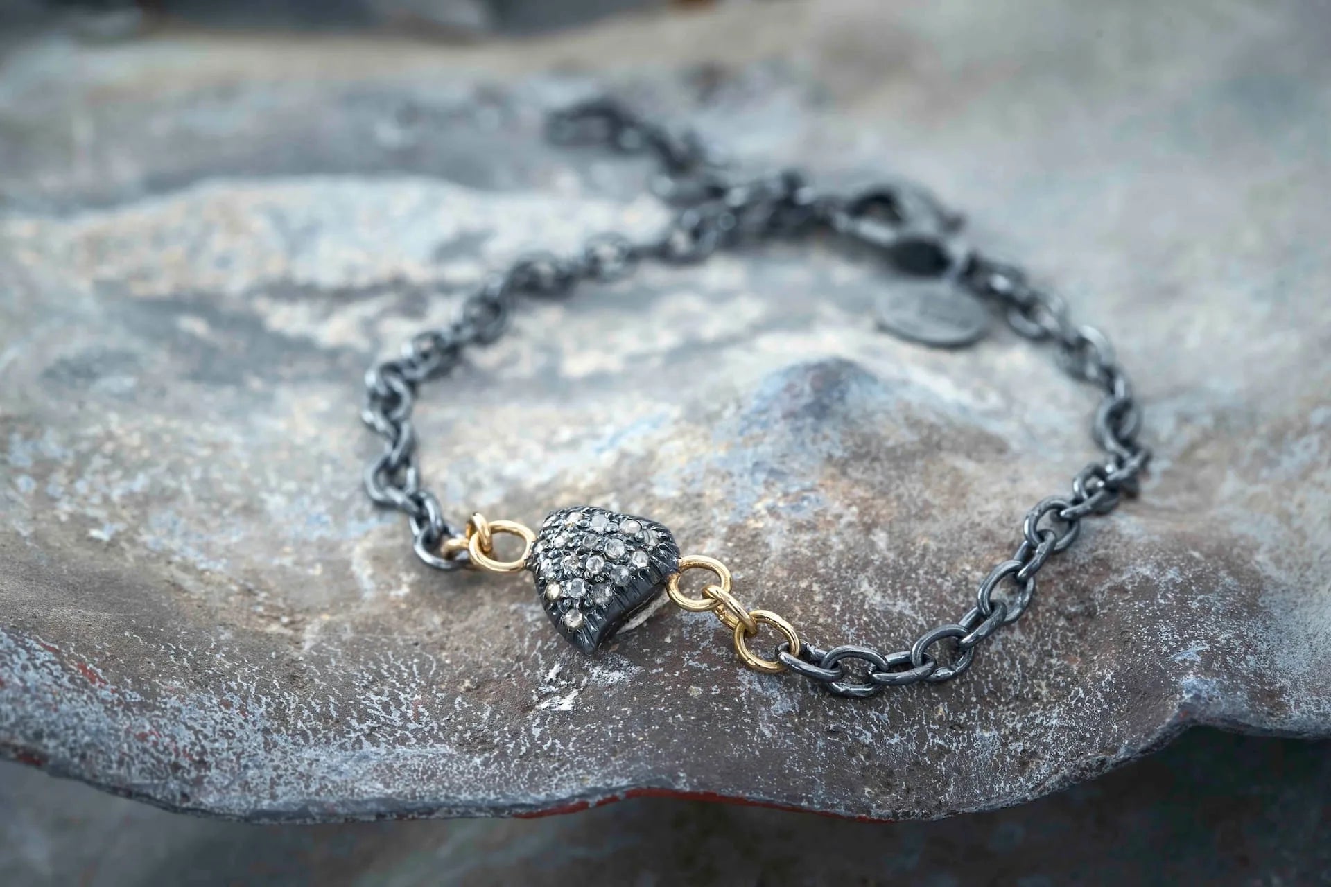 Victoria Heart Pavért armbånd, oksidert sølv
